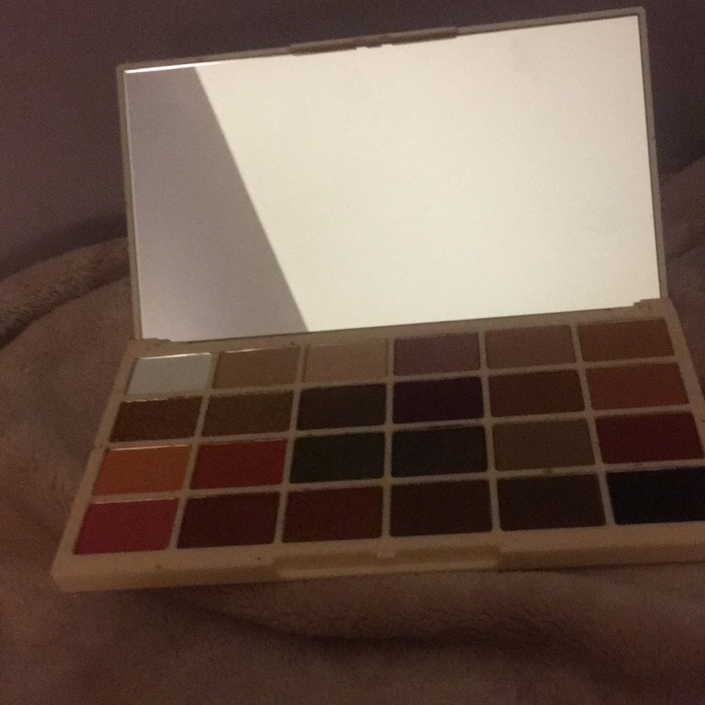 Makeup revolution soph x 24 shadow palette